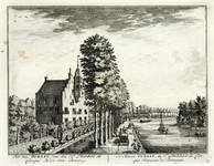 135716 Gezicht vanaf het Zandpad langs de Vecht bij Breukelen op de zij- en voorgevel van het huis Oudaen.